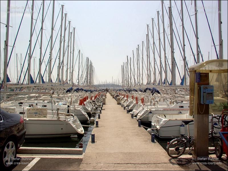 berwltigend - dutzende Segelyachten in der Marina Biograd warten auf ihre Kapitne