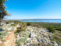 Blick von der Straße von Mali Losinj nach Nerezine - links der Osorscica