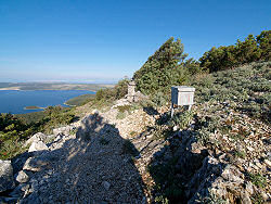 Blick von der Straße von Mali Losinj nach Nerezine - links der Osorscica
