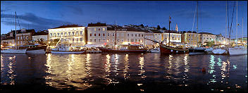 die Westseite des Hafens von Mali Losinj bei Nacht