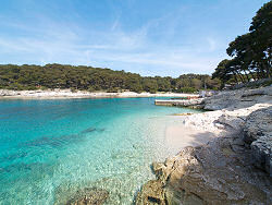 Strand in der Sonnenbucht - Suncana Uvala mit dem Sport- und Freizeitzentrum Veli Zal in Mali Losinj - Kroatien