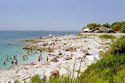 Strand in der Sonnenbucht - Suncana Uvala mit dem Sport- und Freizeitzentrum Veli Zal in Mali Losinj - Kroatien