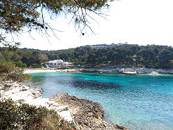 Strand in der Sonnenbucht - Suncana Uvala mit dem Sport- und Freizeitzentrum Veli Zal in Mali Losinj - Kroatien