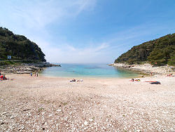 Strand in der Sonnenbucht - Suncana Uvala mit dem Sport- und Freizeitzentrum Veli Zal in Mali Losinj - Kroatien