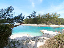 Strand in der Sonnenbucht - Suncana Uvala mit dem Sport- und Freizeitzentrum Veli Zal in Mali Losinj - Kroatien